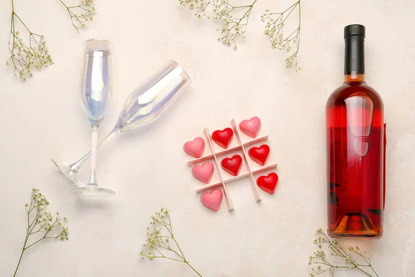 不同的巧克力糖果形状的心脏 酒瓶和玻璃杯的轻背景 情人节庆祝活动 — 图库照片