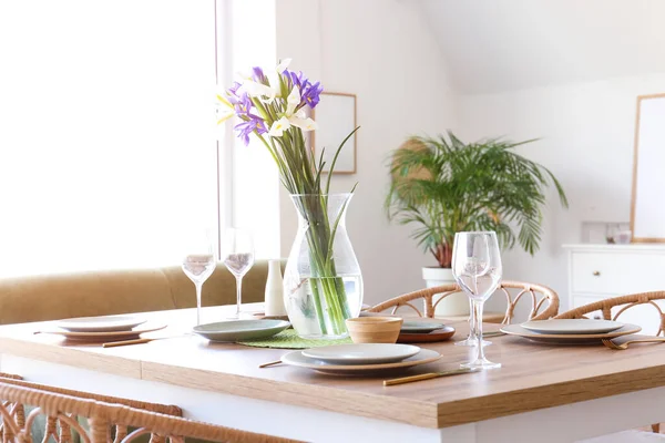 Dining Table Setting Beautiful Iris Flowers International Women Day Celebration — Stock Photo, Image