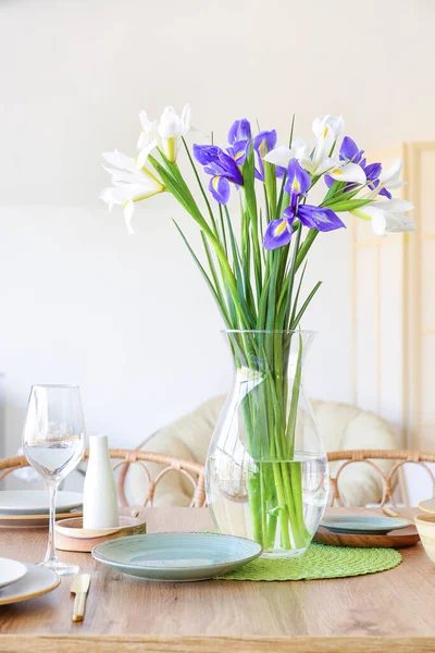 Dining Table Setting Beautiful Iris Flowers International Women Day Celebration — Stock Photo, Image