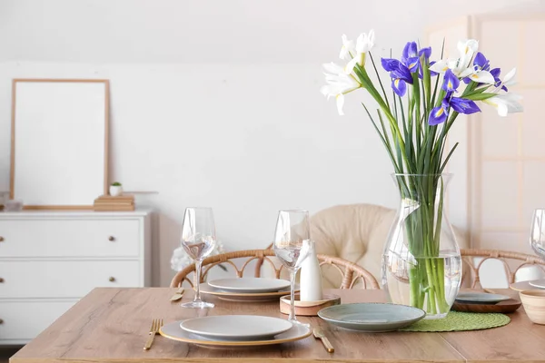 Τραπέζι Φαγητού Κομψό Σκηνικό Και Λουλούδια Ίριδας Για Τον Εορτασμό — Φωτογραφία Αρχείου