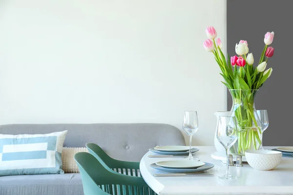 Beállítás Váza Tulipánnal Ebédlőasztalon Szobában — Stock Fotó