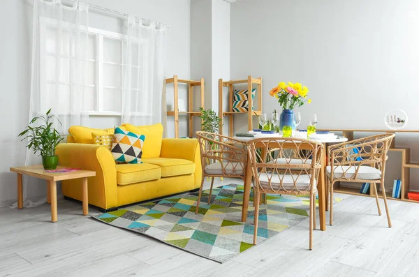 Intérieur Chambre Avec Canapé Table Manger Servis Pour Célébration Journée — Photo