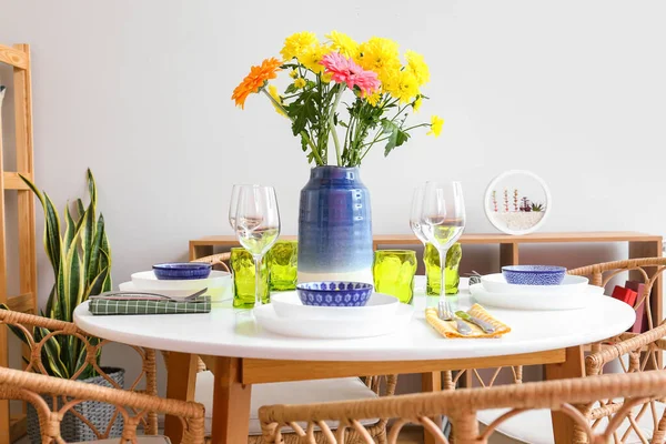 아름다운 꽃들이 차려진 식탁에서 식사를 여성의 기념행사를 준비하는 — 스톡 사진