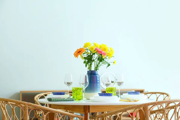 Mesa Comedor Con Hermosas Flores Escenario Para Celebración Del Día — Foto de Stock