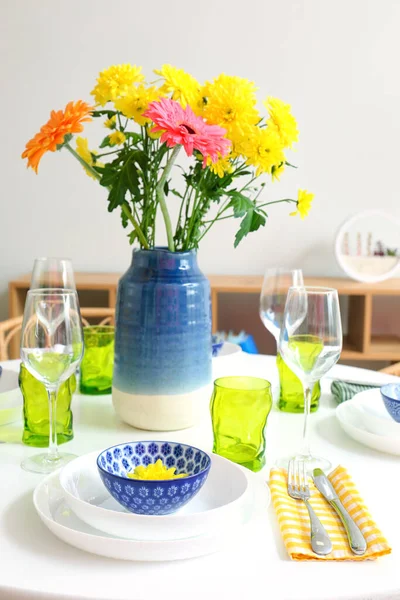 아름다운 꽃으로 단장하고 식탁에서 여성의 기념행사를 준비하는 — 스톡 사진