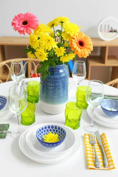 과아름다운 꽃들이 식탁에서 식사를 — 스톡 사진