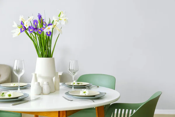 Mesa Con Decorado Jarrón Con Flores Iris Servido Para Celebración — Foto de Stock