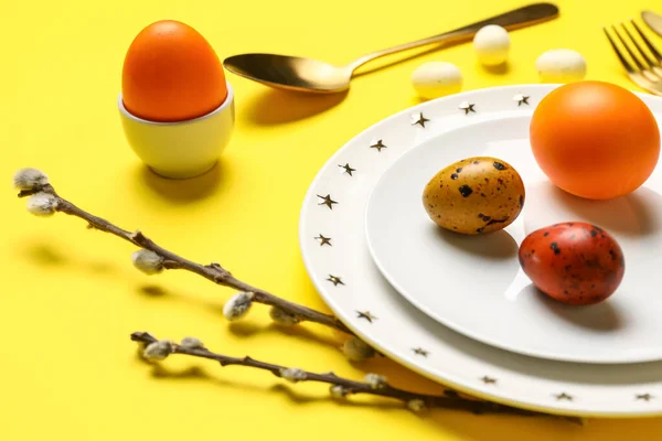 Schöne Tischdekoration Für Die Osterfeier Auf Gelbem Hintergrund — Stockfoto