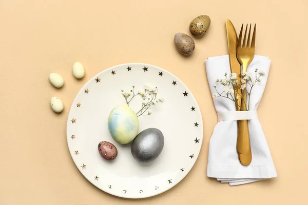 Gyönyörű Asztal Beállítása Húsvéti Ünnepség Bézs Háttér — Stock Fotó