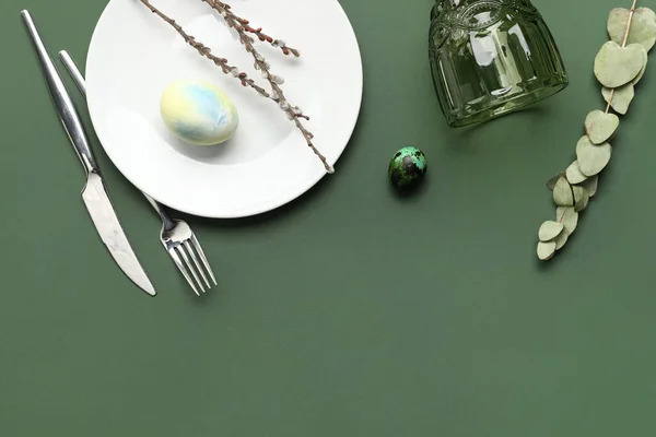 Schöne Tischdekoration Für Die Osterfeier Auf Grünem Hintergrund — Stockfoto
