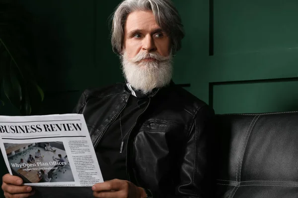 Красивый Бородатый Мужчина Читает Дома Газету — стоковое фото