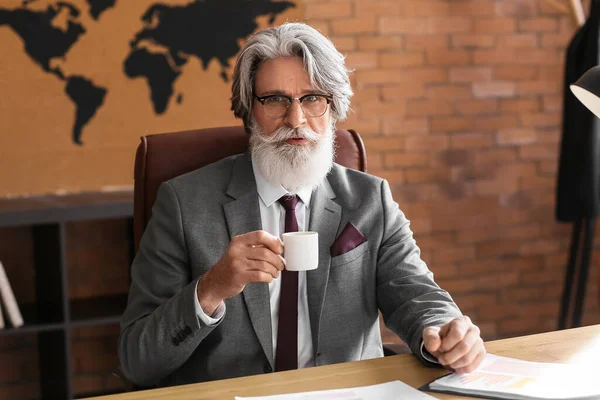 Knappe Volwassen Bebaarde Zakenman Die Koffie Drinkt Het Kantoor — Stockfoto