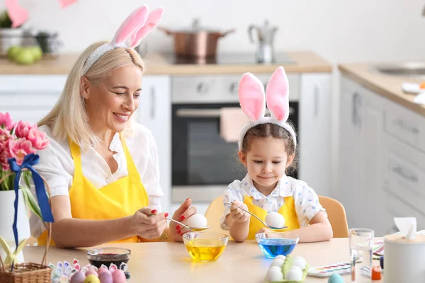 Dívka Její Babička Malují Velikonoční Vajíčka Doma — Stock fotografie