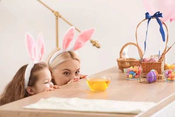 Malá Holčička Její Babička Králíčkovýma Ušima Při Malování Velikonočních Vajec — Stock fotografie