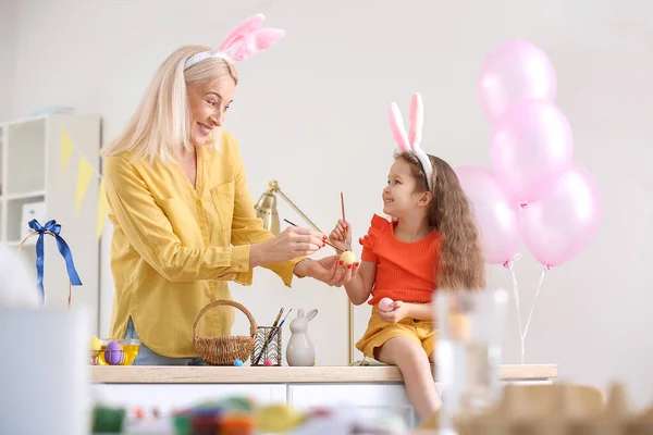 Little Girl Her Grandmother Painting Easter Eggs Home — Stock Photo, Image