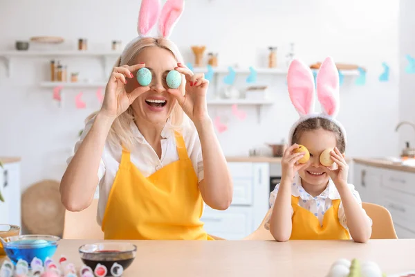 Bambina Che Diverte Con Nonna Mentre Dipinge Uova Pasqua Casa — Foto Stock