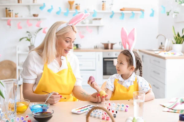 Little Girl Her Grandmother Painting Easter Eggs Home — Stock Photo, Image