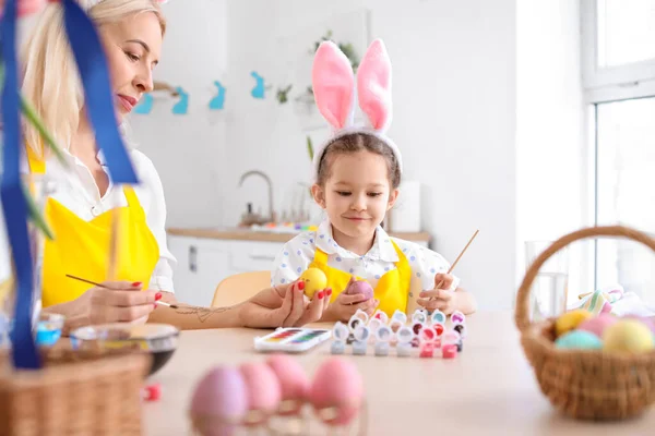 Klein Meisje Haar Grootmoeder Schilderen Paaseieren Thuis — Stockfoto