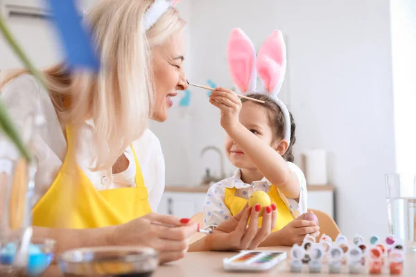 Küçük Kız Evde Paskalya Yumurtası Çizerken Büyükannesiyle Eğleniyor — Stok fotoğraf