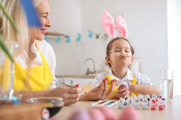 Klein Meisje Dat Plezier Heeft Met Haar Oma Terwijl Thuis — Stockfoto