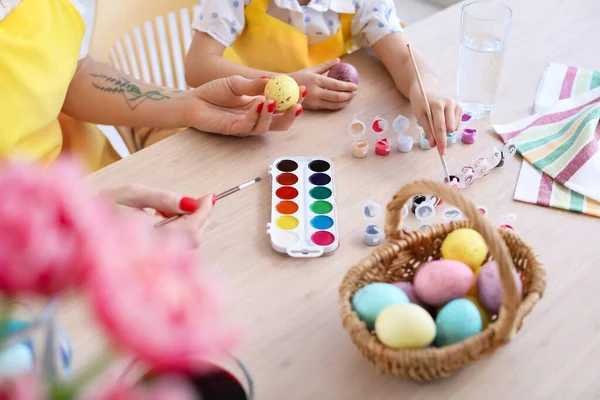 Menina Sua Avó Pintando Ovos Páscoa Mesa — Fotografia de Stock