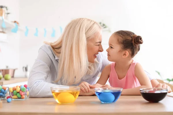 Little Girl Her Grandmother Painting Easter Eggs Home — Stock Photo, Image