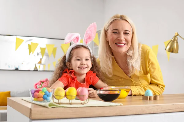 Klein Meisje Haar Grootmoeder Schilderen Paaseieren Thuis — Stockfoto