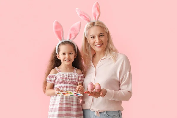 Gelukkig Klein Meisje Haar Grootmoeder Met Paaseieren Verf Kleur Achtergrond — Stockfoto