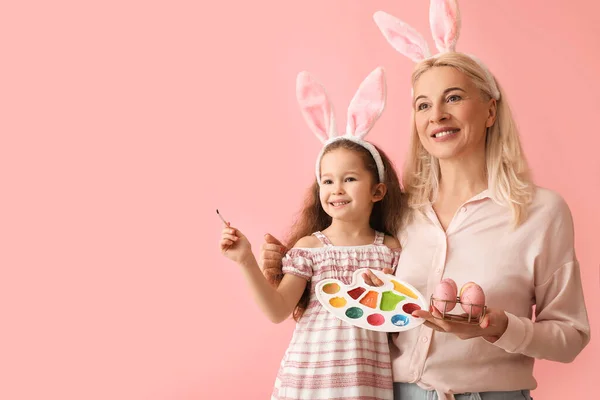 Gelukkig Klein Meisje Haar Grootmoeder Met Paaseieren Verf Kleur Achtergrond — Stockfoto