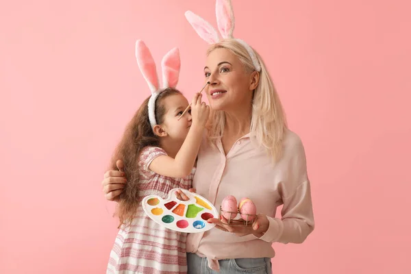 Menina Feliz Sua Avó Com Ovos Páscoa Tintas Divertindo Fundo — Fotografia de Stock