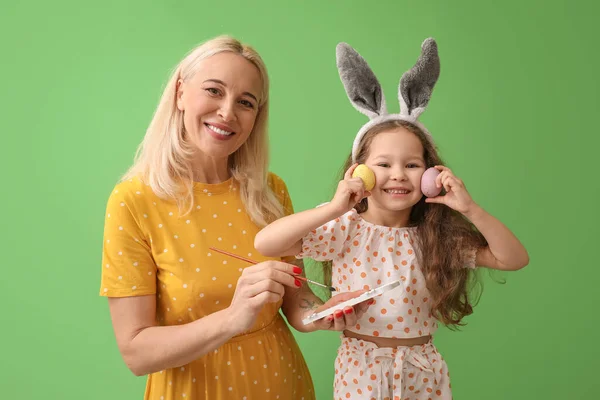 Gelukkig Klein Meisje Haar Grootmoeder Met Paaseieren Verf Kleur Achtergrond — Stockfoto