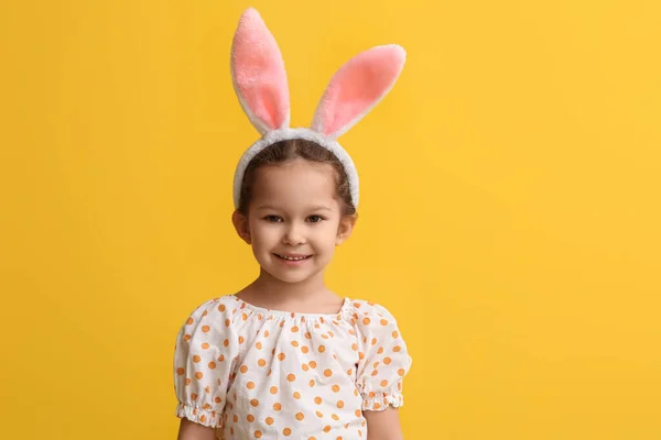 Grappig Klein Meisje Met Konijnenoren Gele Achtergrond — Stockfoto