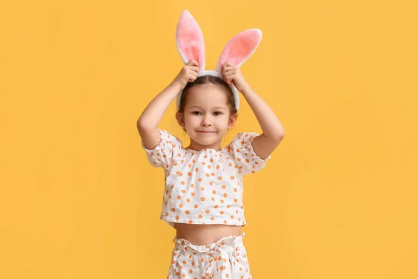 Смішна Дівчинка Вухами Кролика Жовтому Тлі — стокове фото