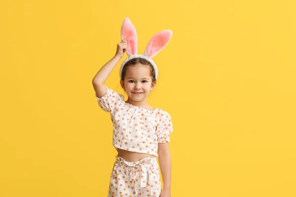 Sarı Arka Planda Tavşan Kulaklı Komik Küçük Kız — Stok fotoğraf
