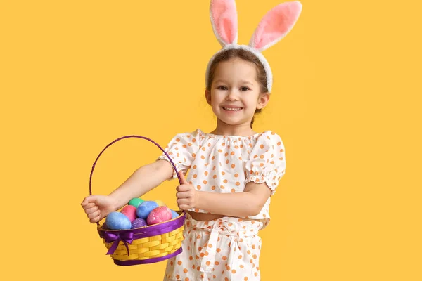 Lustiges Kleines Mädchen Mit Hasenohren Und Osterkorb Auf Gelbem Hintergrund — Stockfoto