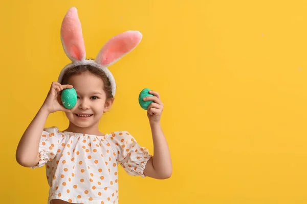 Tavşan Kulaklı Komik Küçük Kız Sarı Arka Planda Paskalya Yumurtaları — Stok fotoğraf