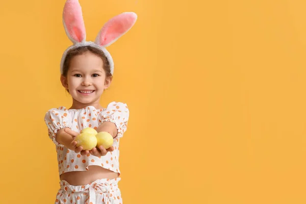 Смішна Дівчинка Вухами Кролика Великодніми Яйцями Жовтому Фоні — стокове фото