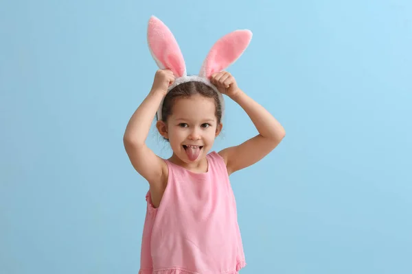 Lustige Kleine Mädchen Mit Hasenohren Auf Blauem Hintergrund — Stockfoto