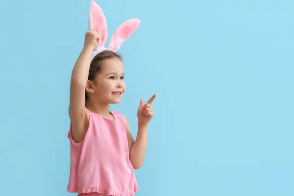 Lustiges Kleines Mädchen Mit Hasenohren Die Auf Etwas Auf Blauem — Stockfoto