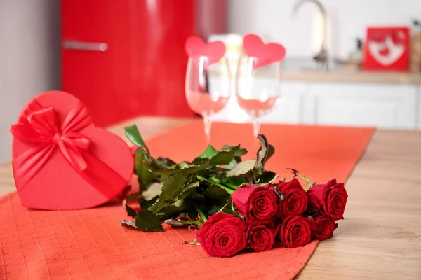 Bouquet Beautiful Roses Heart Shaped Gift Box Valentine Day Celebration — Stock Photo, Image