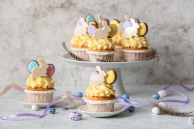 Lezzetli paskalya çörekleri ve hafif arka planda yumurtalarla durun.