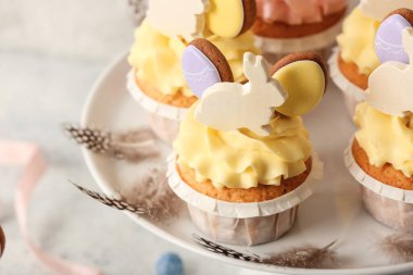 Paskalya kekleri hafif arka planda, yakın planda.