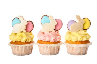 Beyaz arka planda lezzetli paskalya çörekleri