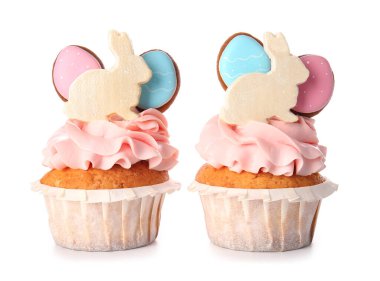 Beyaz arka planda lezzetli paskalya çörekleri