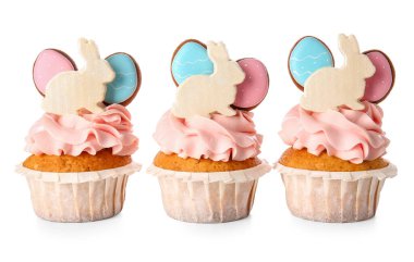 Beyaz arka planda lezzetli paskalya çörekleri