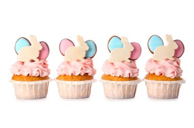 Beyaz arka planda lezzetli paskalya çörekleri