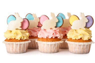 Beyaz arka planda lezzetli paskalya çörekleri