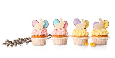 Lezzetli Paskalya kekleri ve beyaz arka planda söğüt dalları