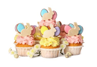 Beyaz arka planda lezzetli paskalya çörekleri ve çiçekler