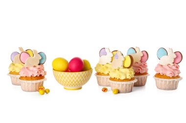 Lezzetli paskalya kekleri ve beyaz arka planda yumurtalar